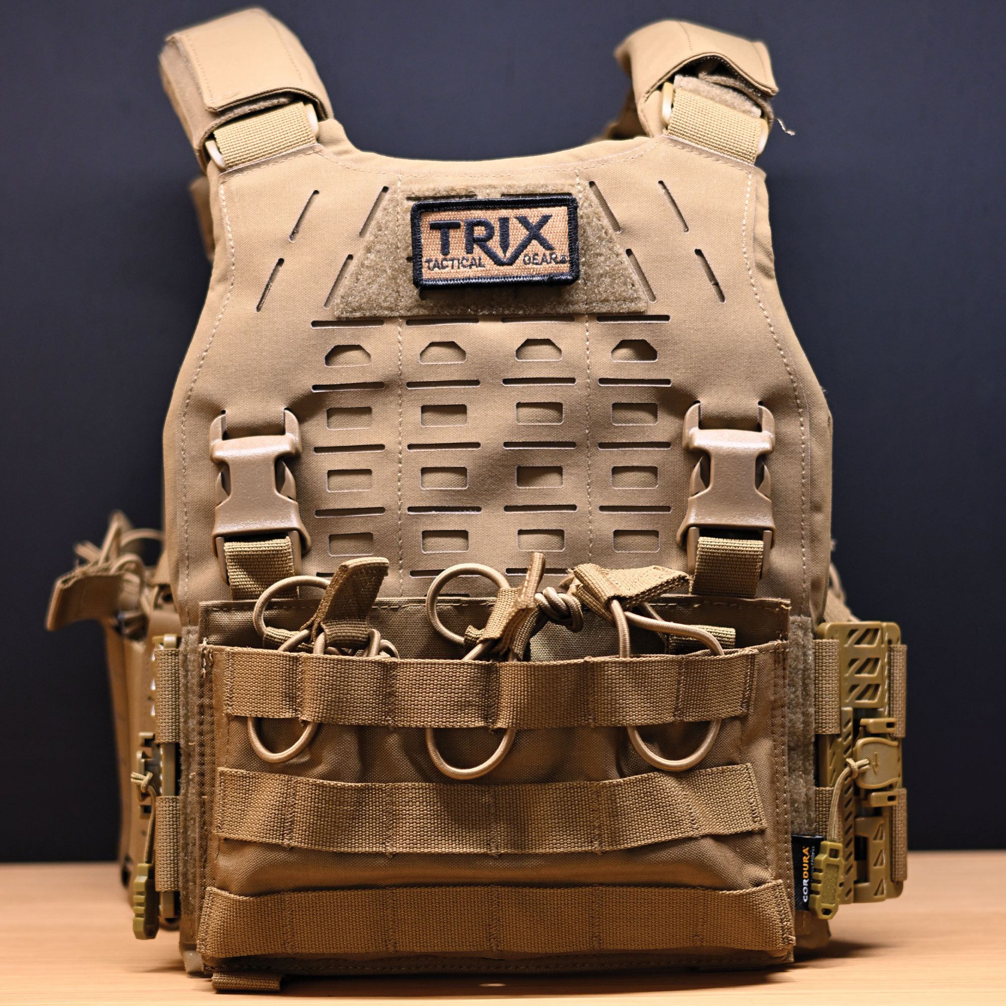 Porte-chargeur triple 5.56 attaches Velcro et Clip